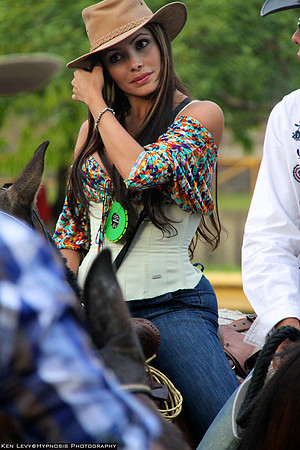 mujer y caballo, Medellin Colombia